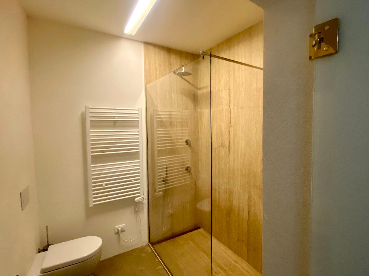 Details of the bathroom with spacious shower in Aurea apartment, Ortigia