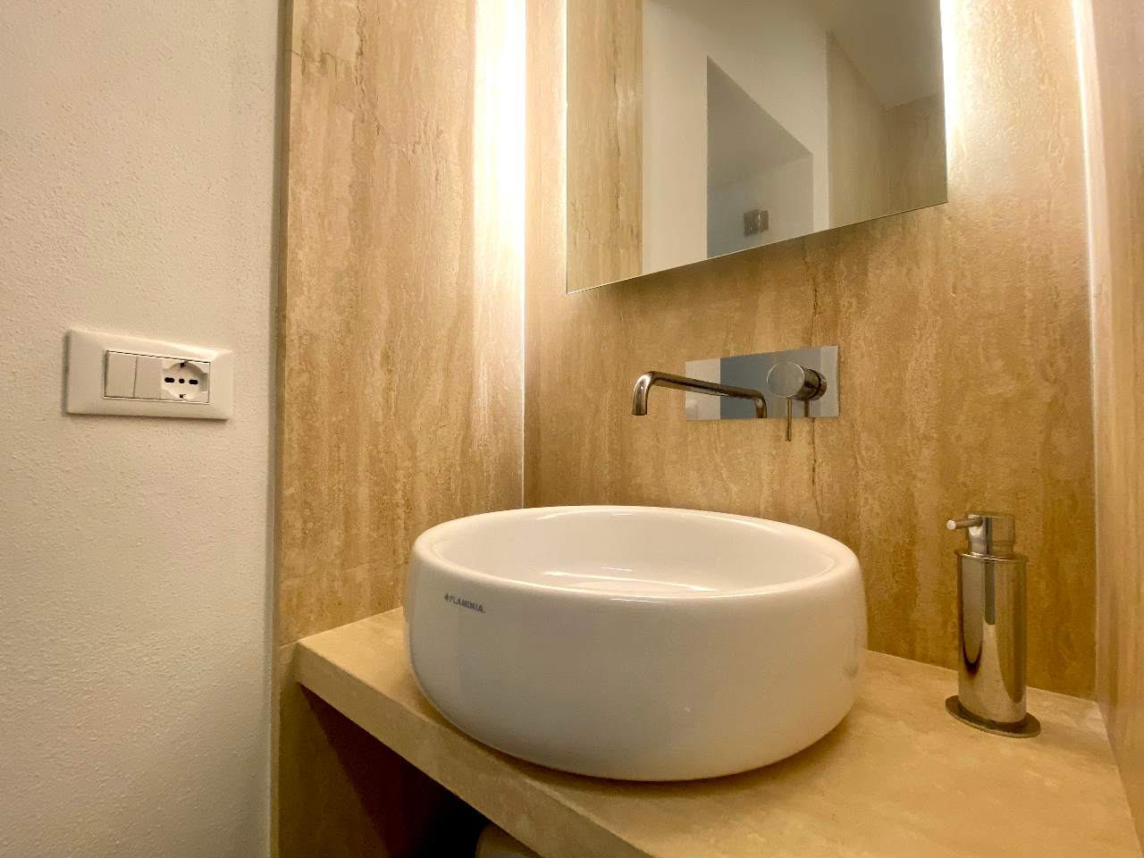 Spacious bathroom with modern shower in the Aurea apartment, Ortigia, Syracuse
