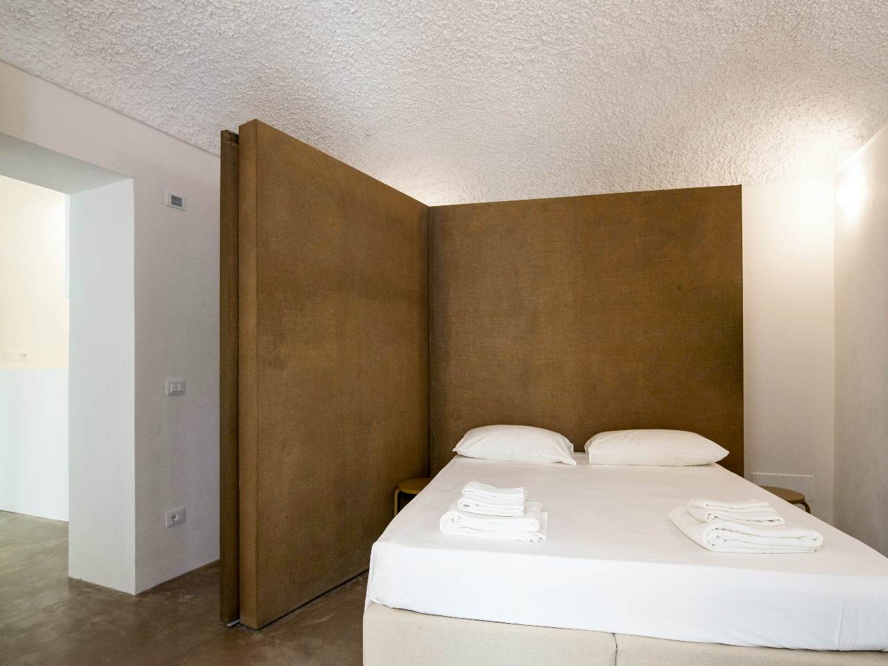 Double bedroom with modern furnishings in Aurea apartment, Ortigia, Syracuse