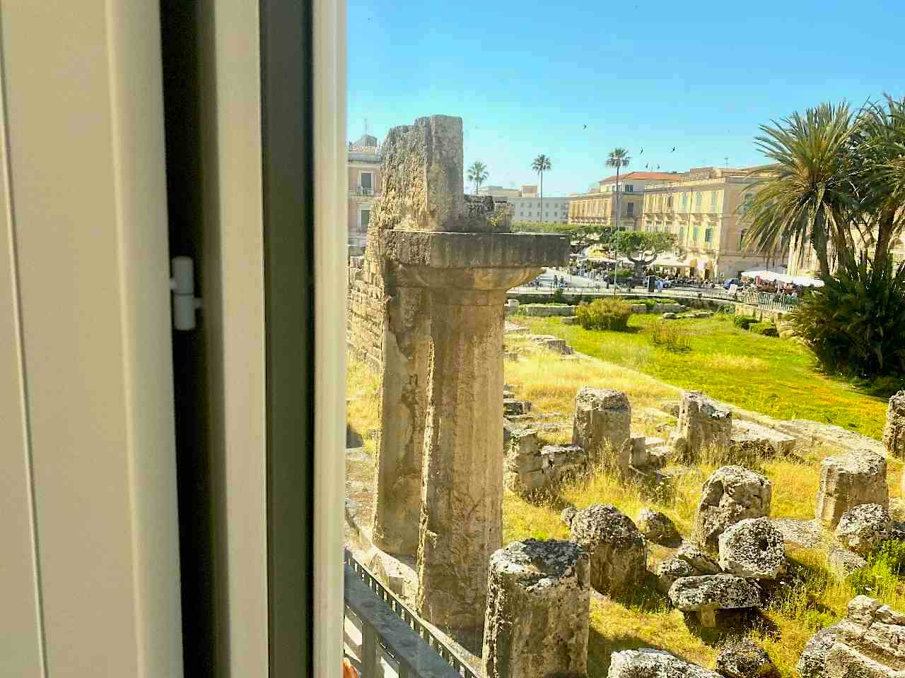 Living room with balcony overlooking the Temple of Apollo, Aurea apartment, Ortigia