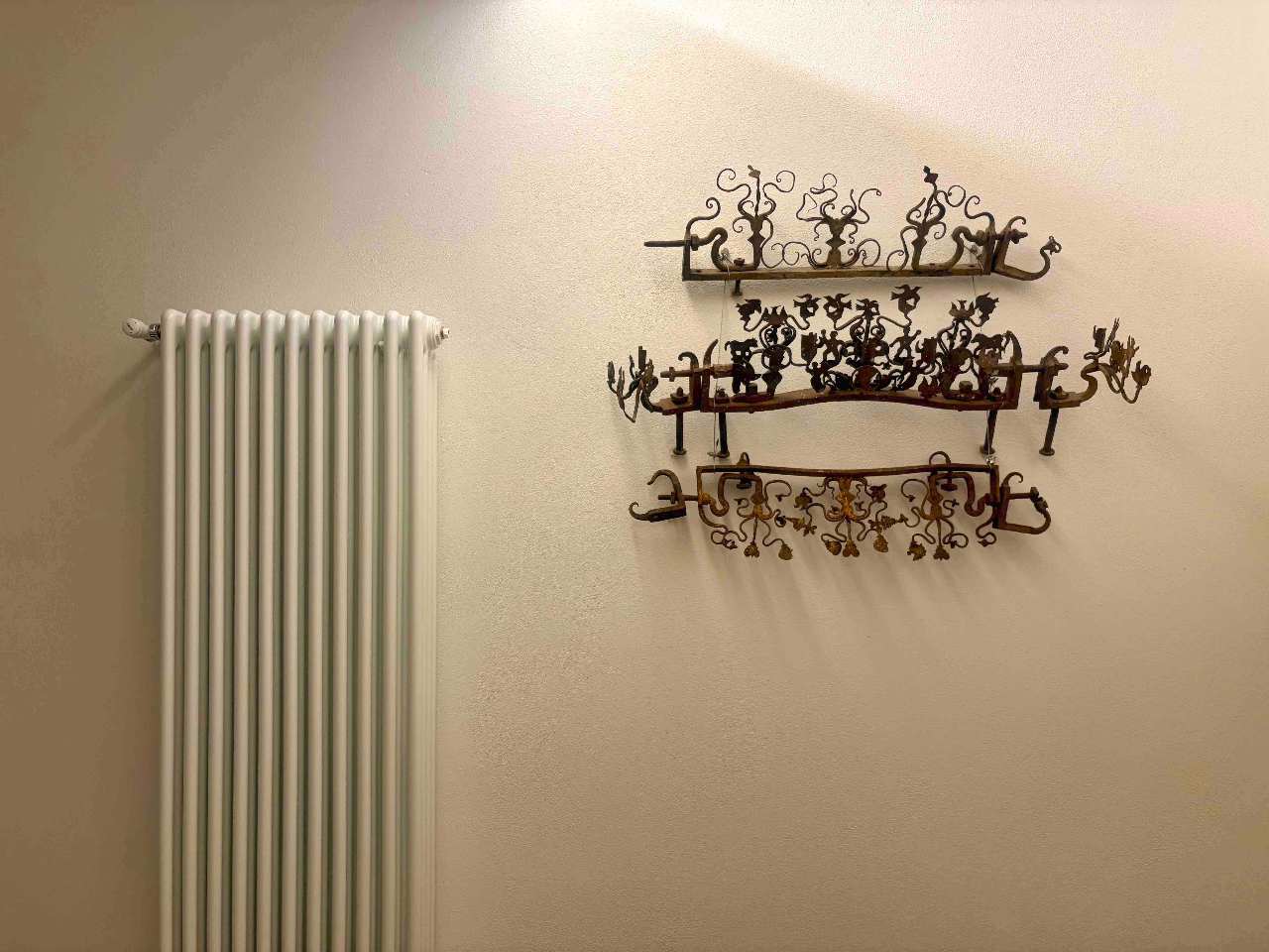 Living room with Sicilian cart decoration in Aurea apartment, Ortigia, Syracuse