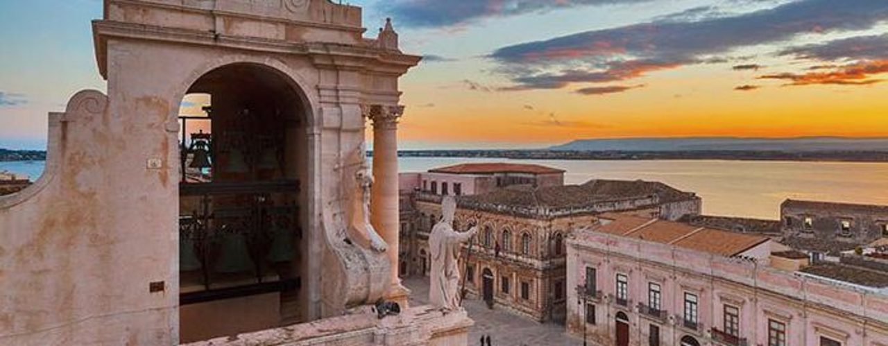 Duomo di Siracusa illuminato nel cuore del centro storico di Ortigia