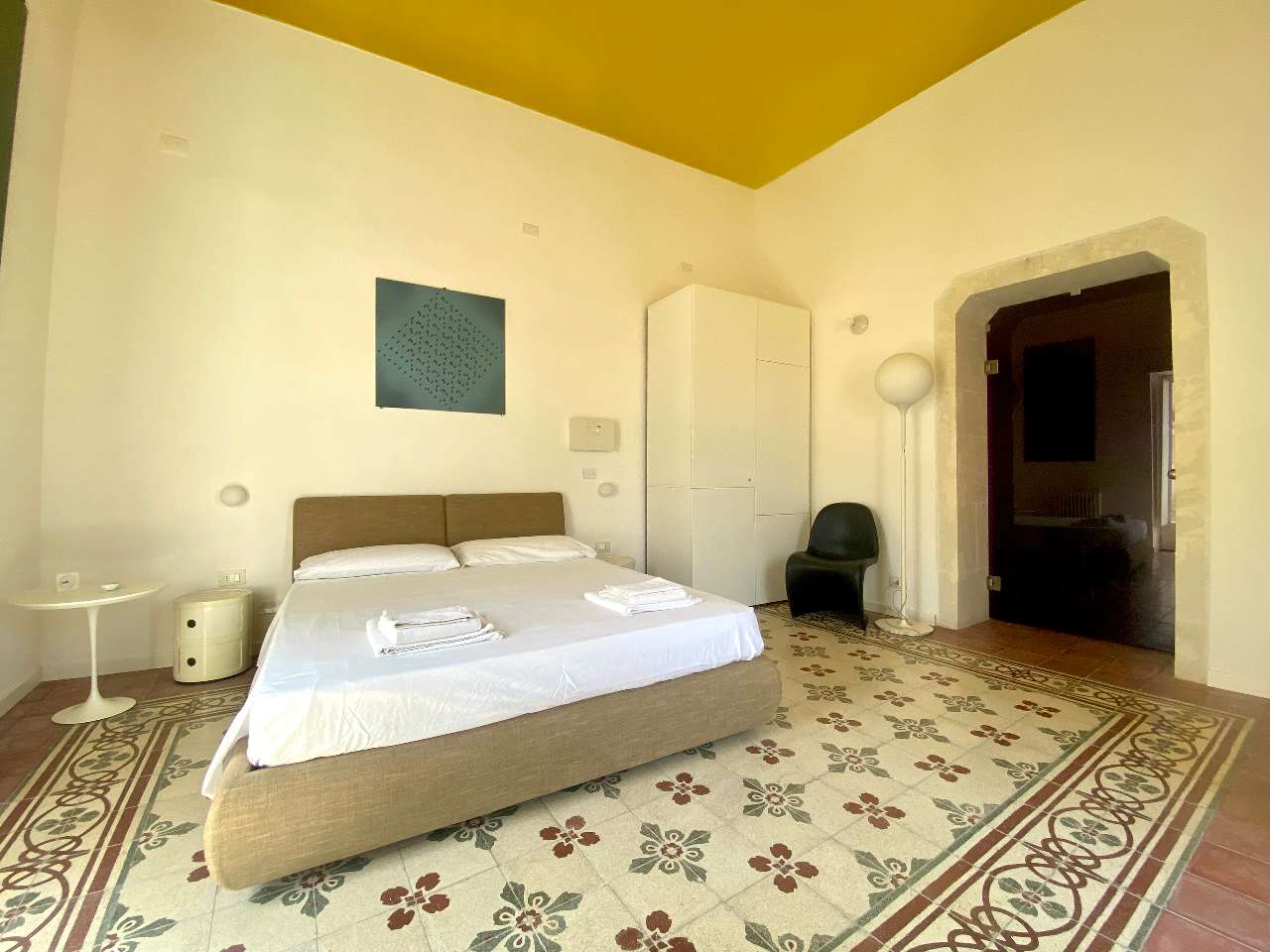 Modern double bedroom of the Kleomene apartment in Ortigia, Syracuse