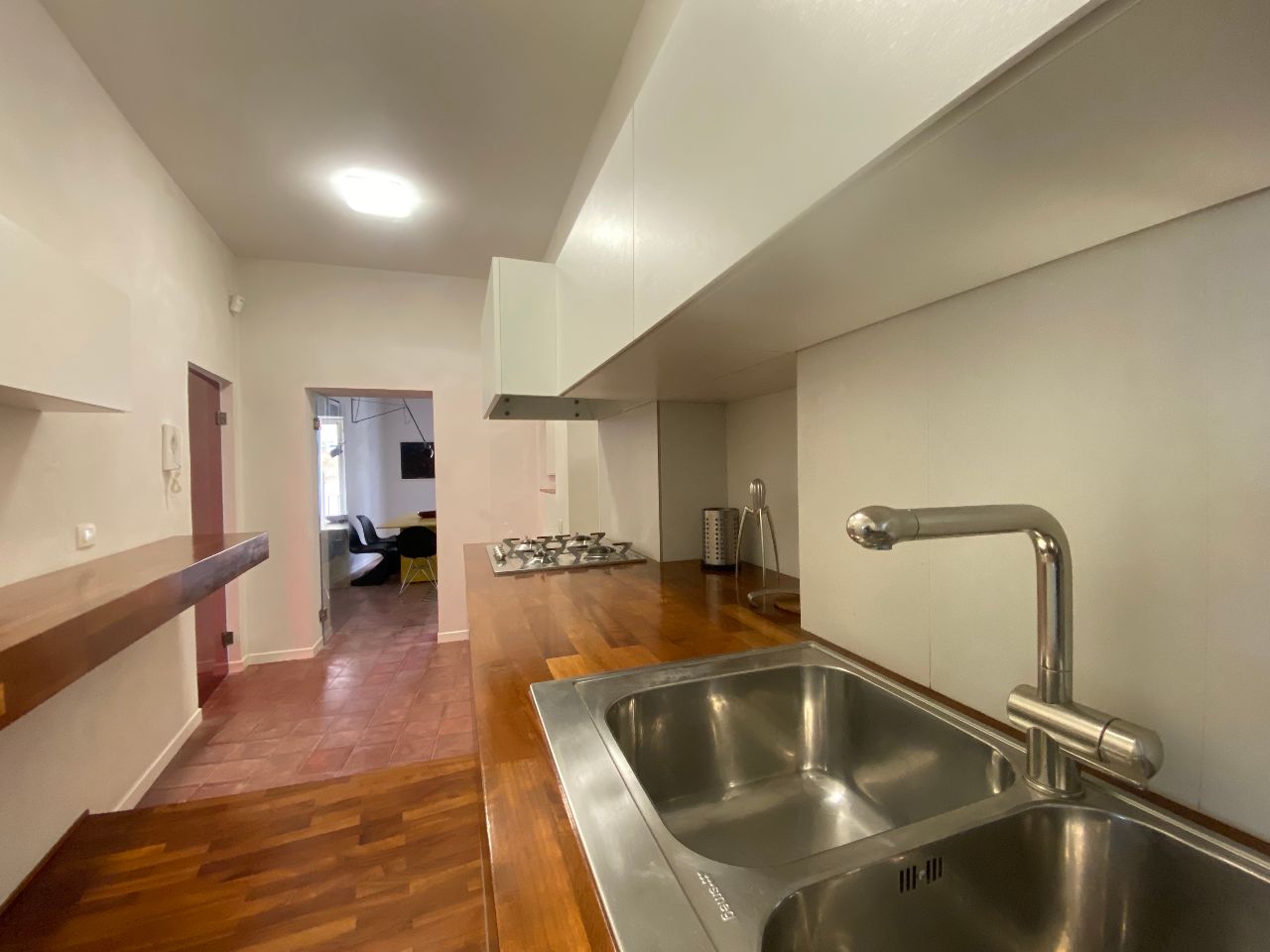 Elegant and equipped kitchen of the Kleomene apartment in Ortigia, Syracuse