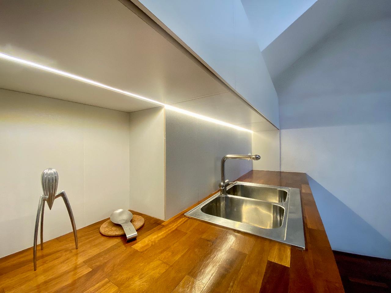 Custom parquet kitchen of the Kleomene apartment in Ortigia, Syracuse