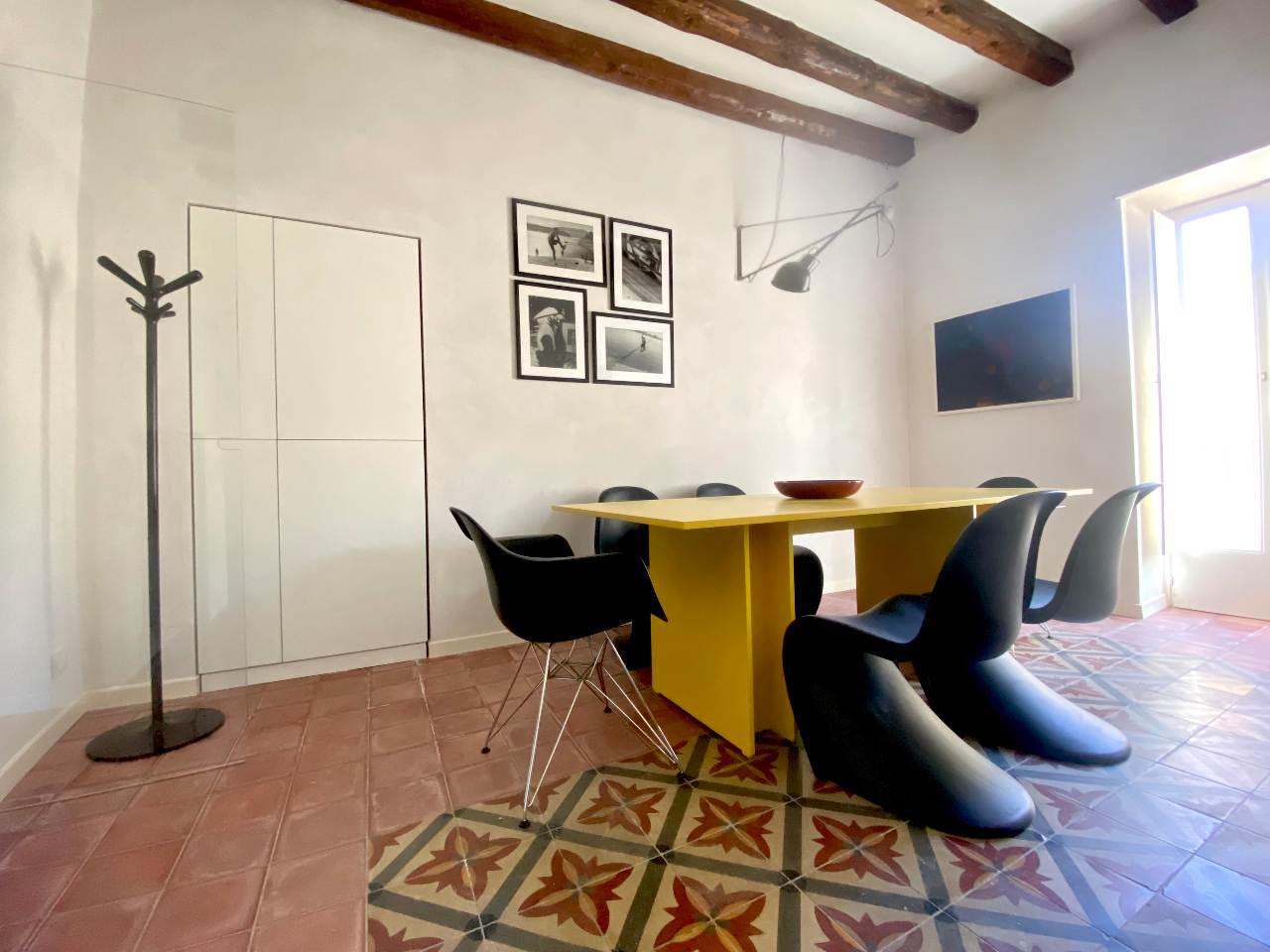 Cozy living room with modern details of the Kleomene apartment, Ortigia