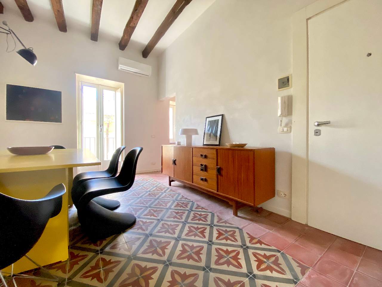Elegant entrance of the Kleomene apartment in Ortigia’s historic center, Syracuse