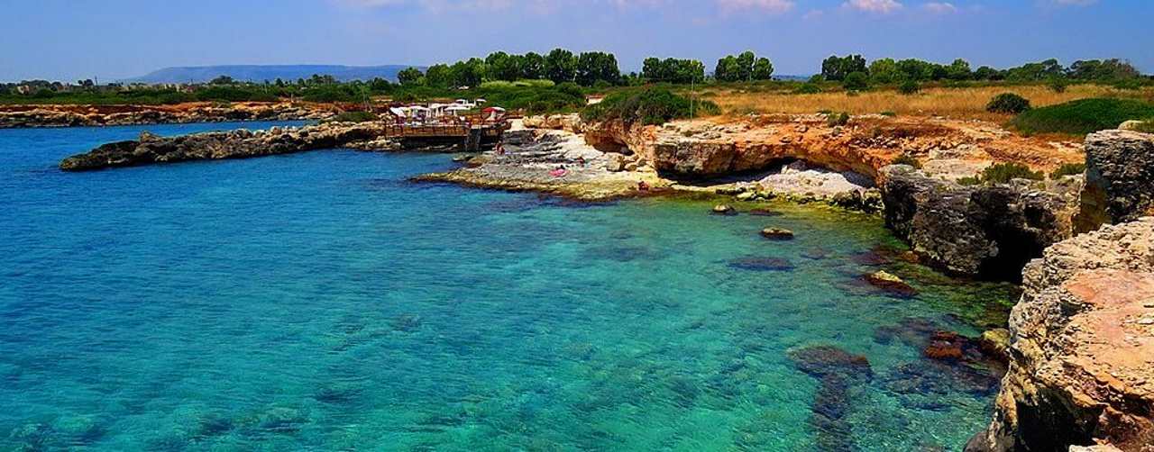 Spiaggia Arenella con sabbia dorata vicino al centro di Ortigia, Siracusa
