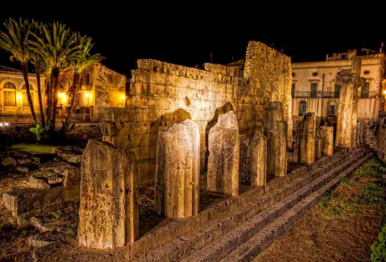 Vista notturna illuminata del Tempio di Apollo nel cuore di Ortigia, Siracusa